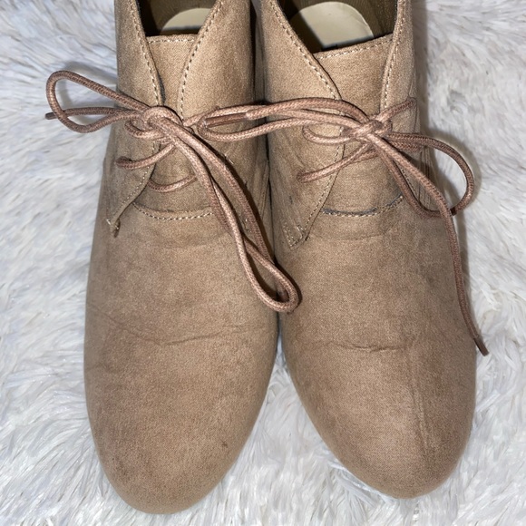 ๐ Bella Marie Taupe Suade Wedge Tie Boots 8.5 - Picture 5 of 11
